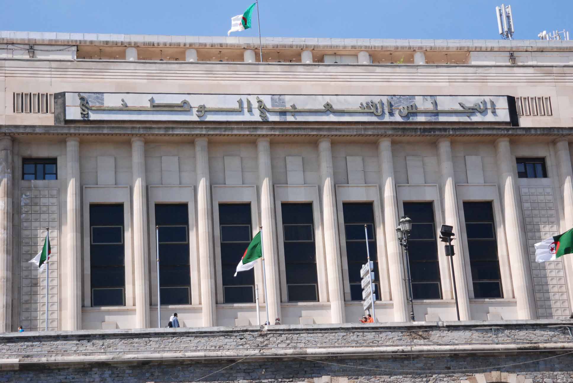 النواب يصادقون بالأغلبية على قانون تسوية الميزانية لسنة 2022