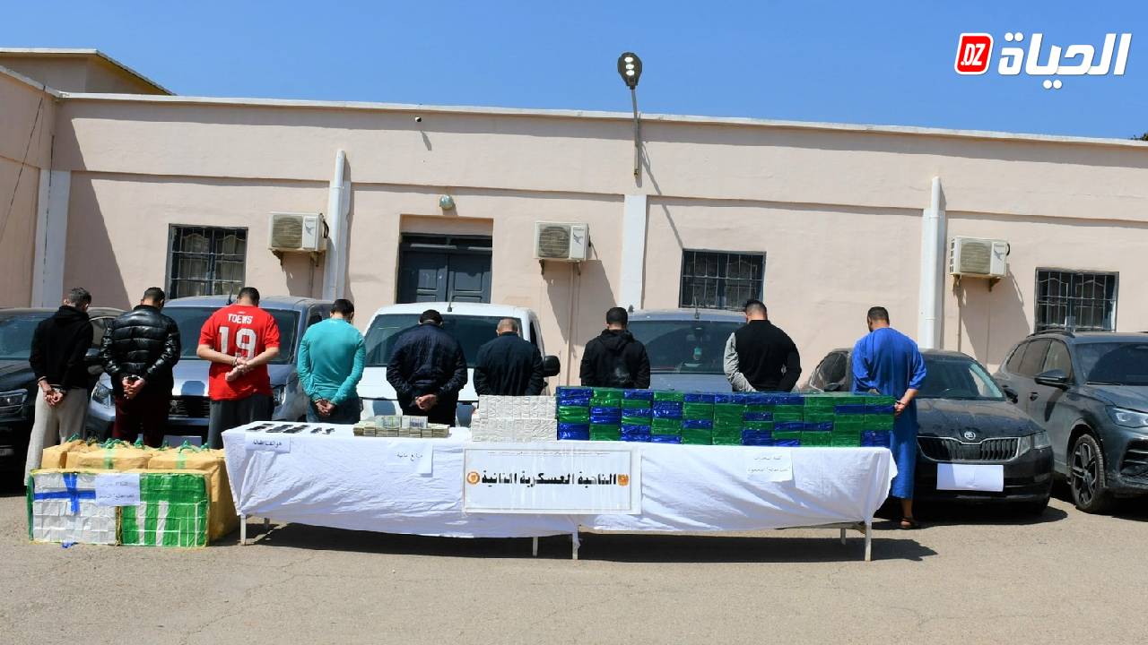 إحباط تهريب أكثر من 900كغ من الكيف عبر الحدود مع المغرب وتوقيف 38 تاجر مخدرات