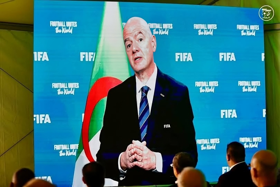 جياني إنفانتينو يهنئ الجزائر بمناسبة تدشين ملعب “فيفا أرينا” في متوسطة مالك حداد