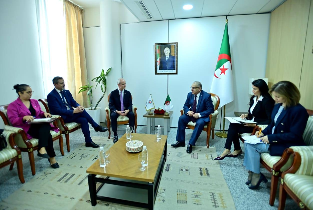 الأمين العام لوزارة الخارجية يبحث مع نائب رئيس اللجنة الدولية للصليب الأحمر التعاون الإنساني والتطورات الإقليمية