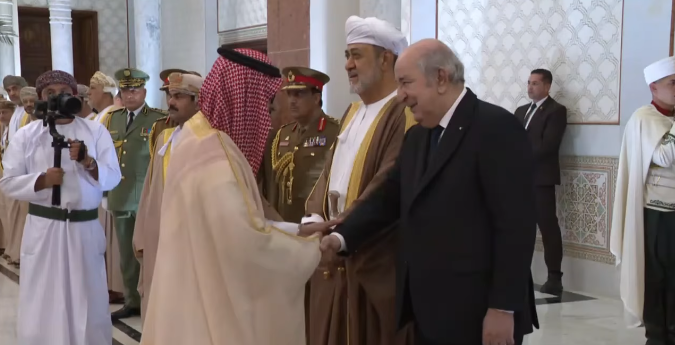 رؤساء البعثات الدبلوماسية العربية والسفراء العمداء يلقون التحية على ضيف الجزائر