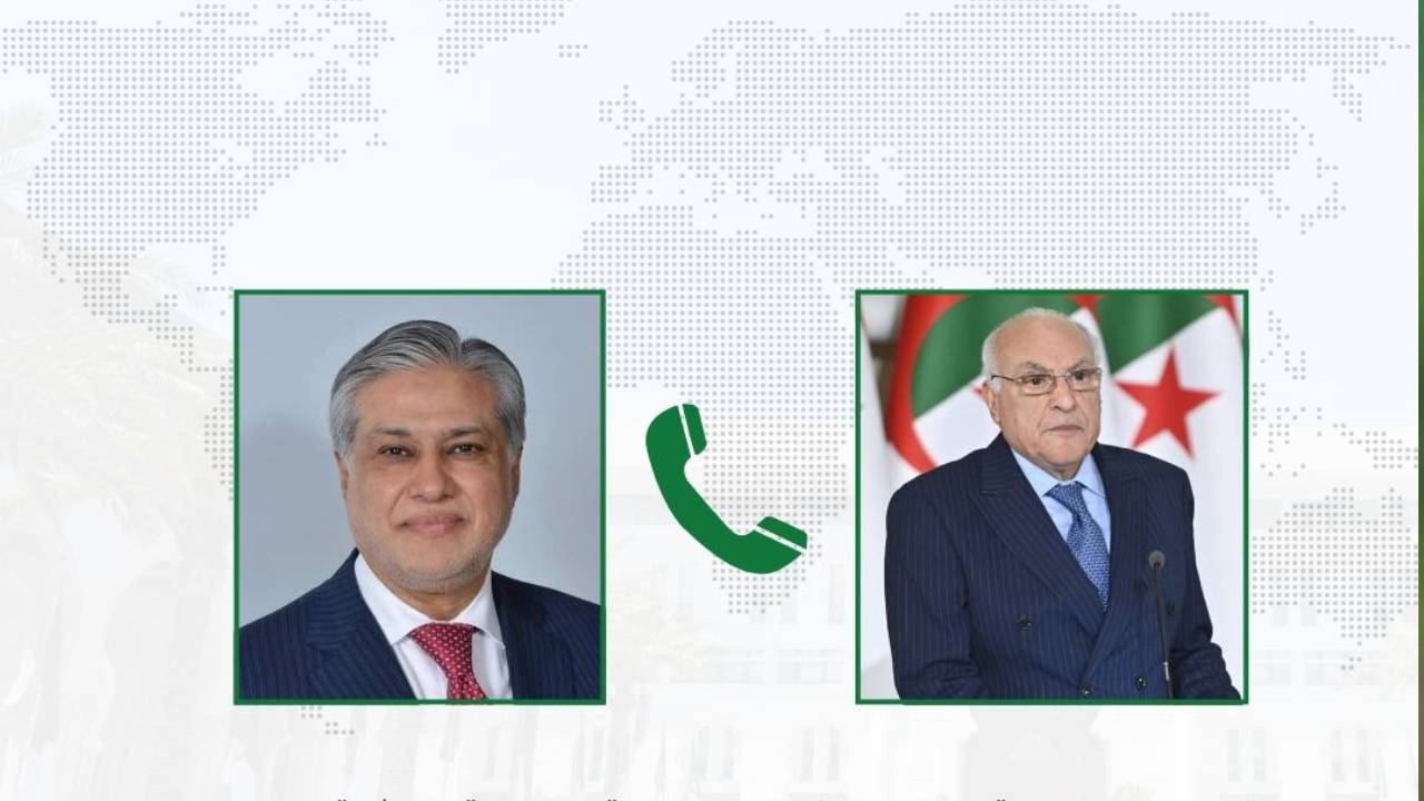 عطاف يتحادث مع نائب رئيس الوزراء ووزير الخارجية الباكستاني محمد إسحاق دار