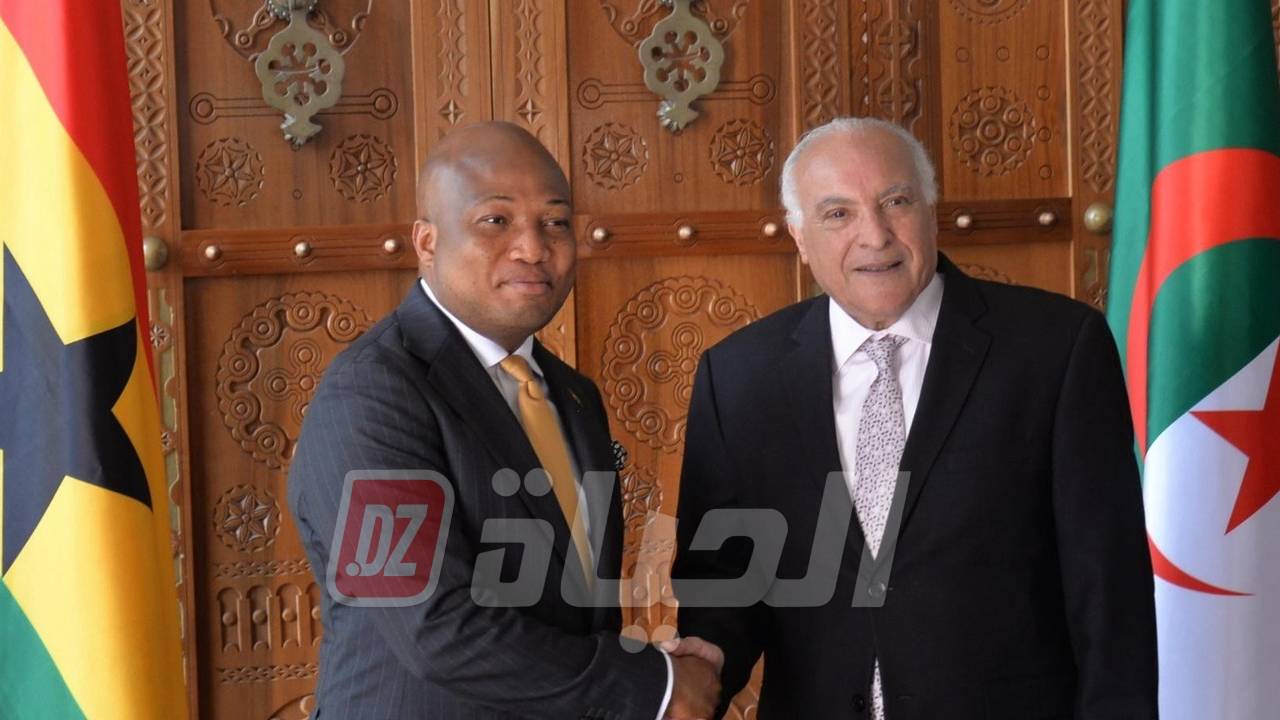 الجزائر وغانا تشددان على مبدأ الحلول المشتركة للمشاكل الإفريقية و التسويات التفاوضية في حل النزاعات