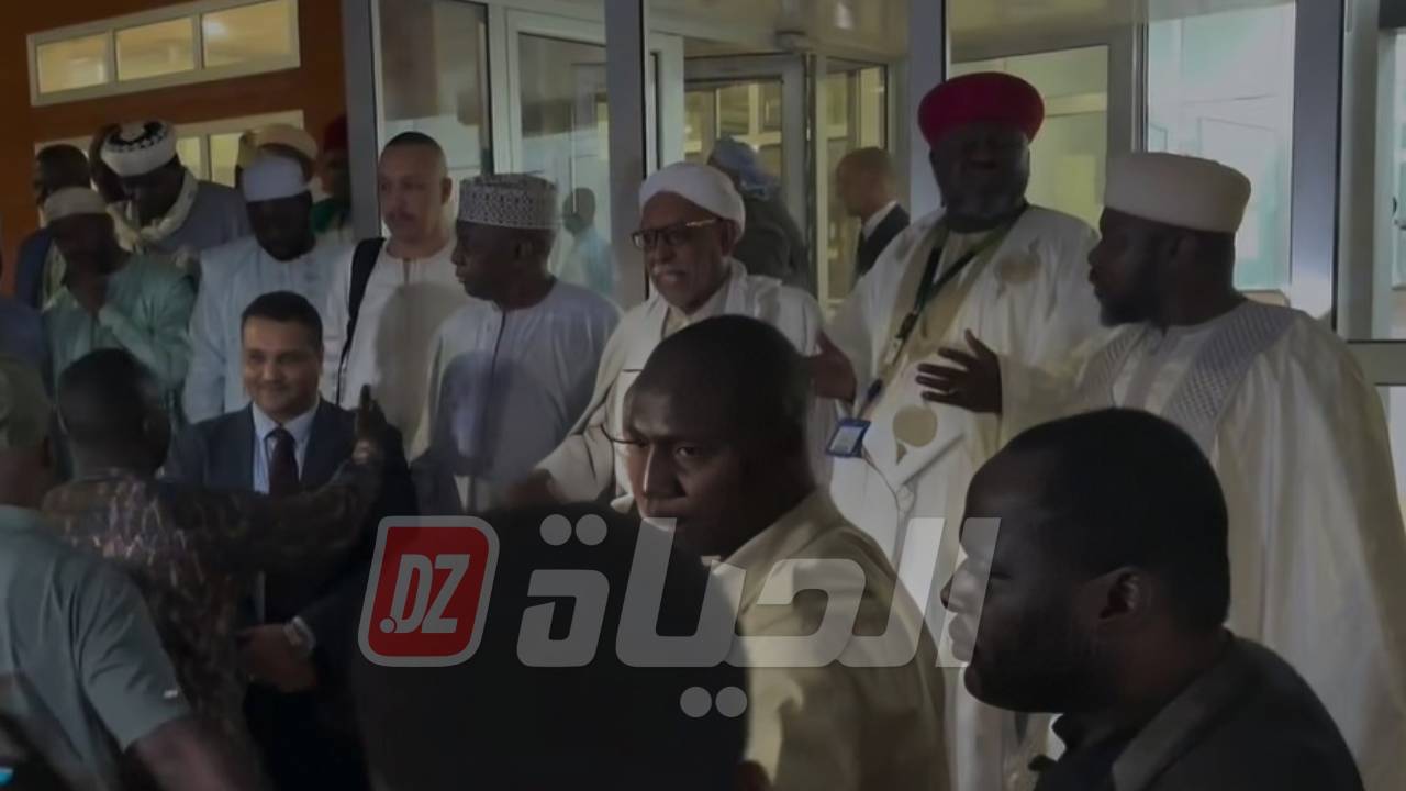 الخليفة العام للطريقة التجانية الشيخ علي بلعرابي يشرع في زيارة لـبوركينا فاسو
