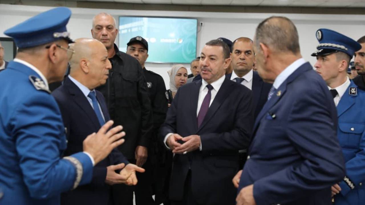 وزير النقل يعاين رواق الحجاج ويدشّن قاعدة حياة شرطة الحدود بمطار هواري بومدين