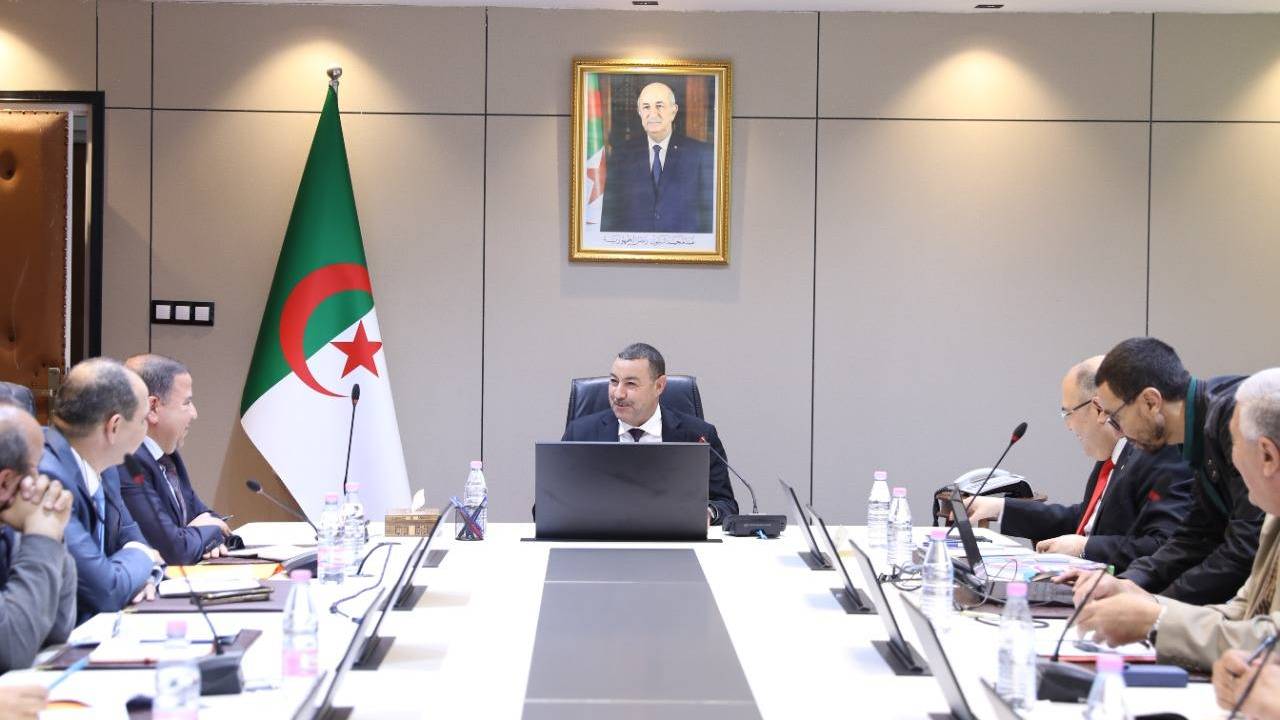 وزير النقل يترأس اجتماعًا لمتابعة تقدم أشغال مركز التكوين الخاص بفريق اتحاد الجزائر