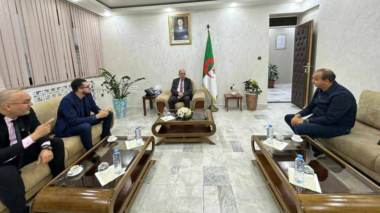 والي بجاية يستقبل إدارة نادي مولودية بجاية ويهنئهم على الصعود إلى الرابطة الثانية