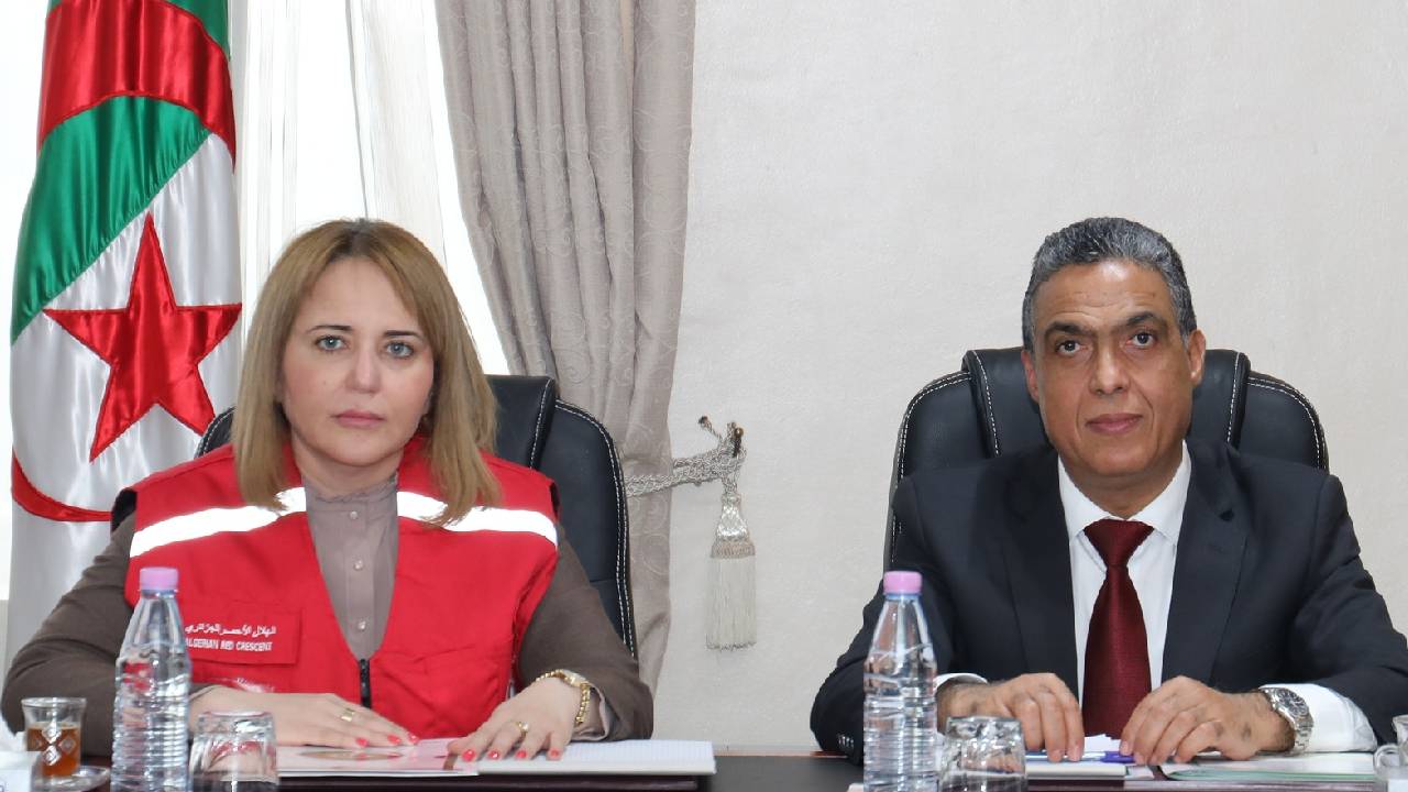 الهلال الأحمر الجزائري وإدارة السجون يبحثان تعزيز التعاون لإعادة إدماج النزلاء