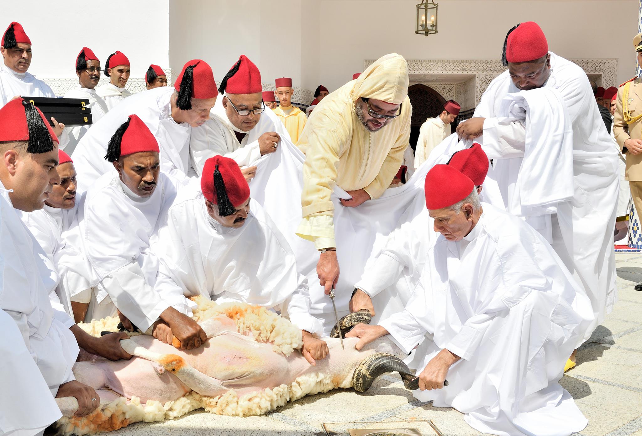 عيد الأضحى في المغرب: الملك يذبح والشعب يشاهد