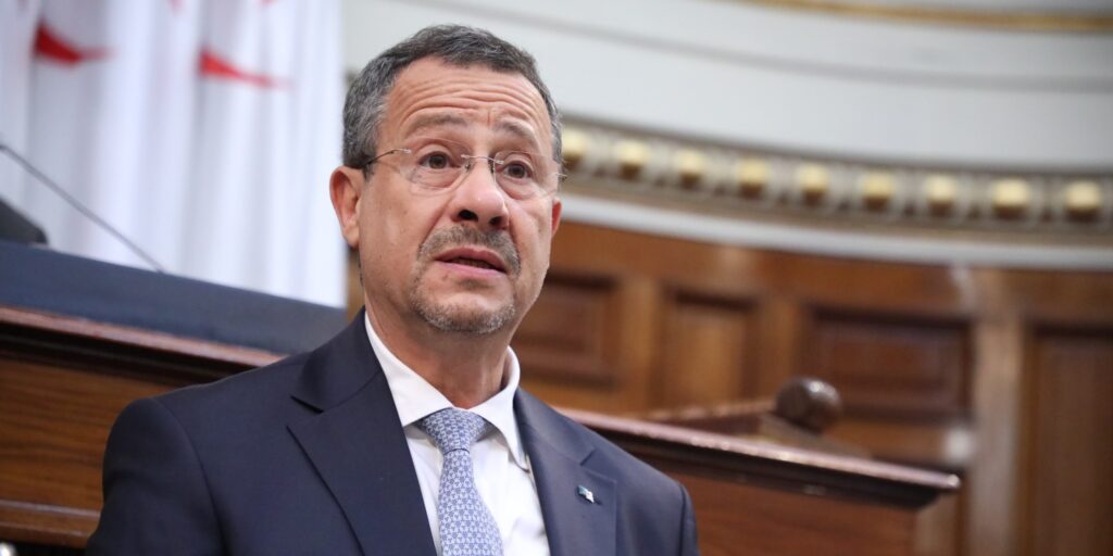 وزير الأشغال العمومية يعرض حصيلة الأشغال والمنشآت القاعدية عبر الوطن