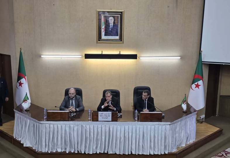 تجارة خارجية: تسليم وثائق التوطين البنكي لعدد من المتعاملين الاقتصاديين
