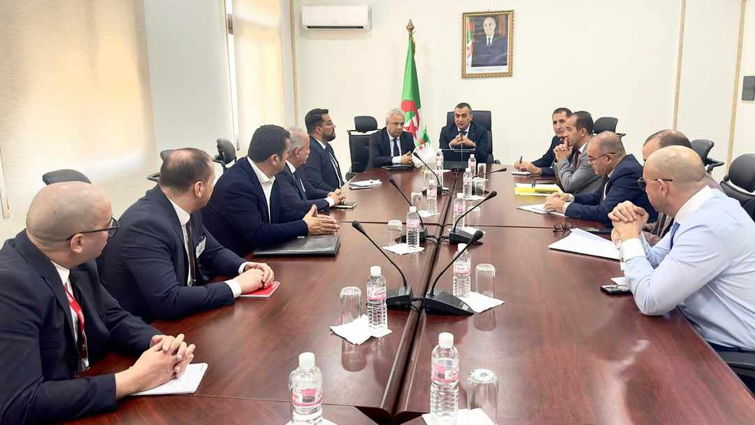 وزير البريد يشدد على تحسين خدمات البريد السريع الدولي