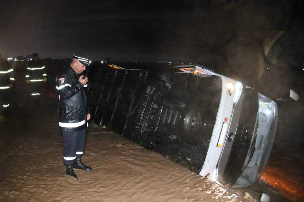 تقلبات جوية: وفاة 3 أشخاص وإصابة 28 آخرين في حادث انقلاب حافلة