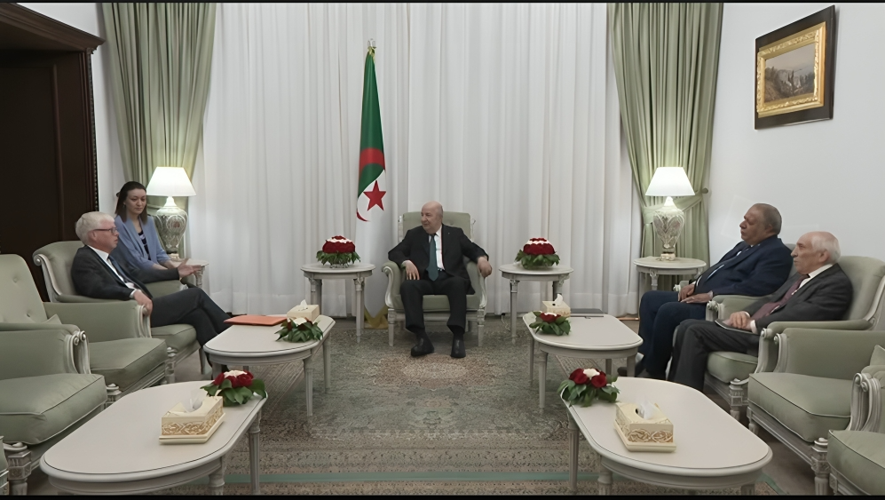 الرئيس تبون يستقبل سفير المملكة المتحدة لبريطانيا العظمى وإيرلندا الشمالية