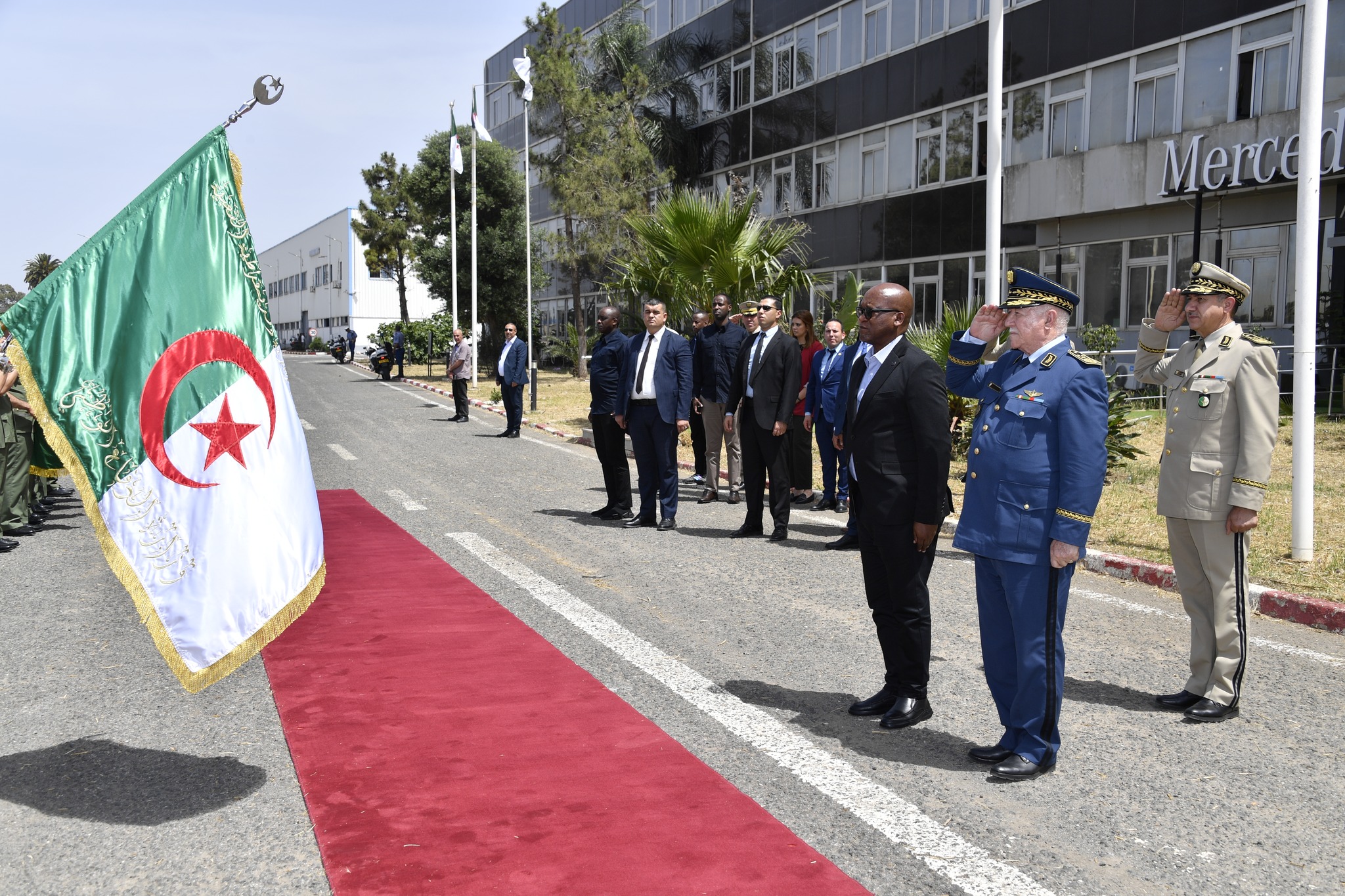 وزير الدفاع الرواندي يقوم بزيارة إلى مصانع الشاحنات والحافلات بالرويبة