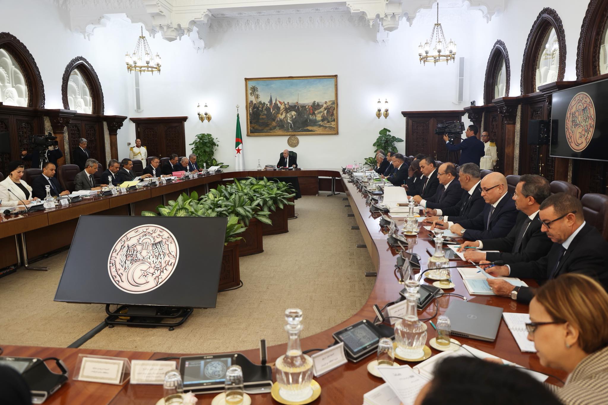 الرئيس تبون يأمر بتحديد مواصفات المصدرين والمستوردين ضمن تنظيمية مع تقنين الاستيراد