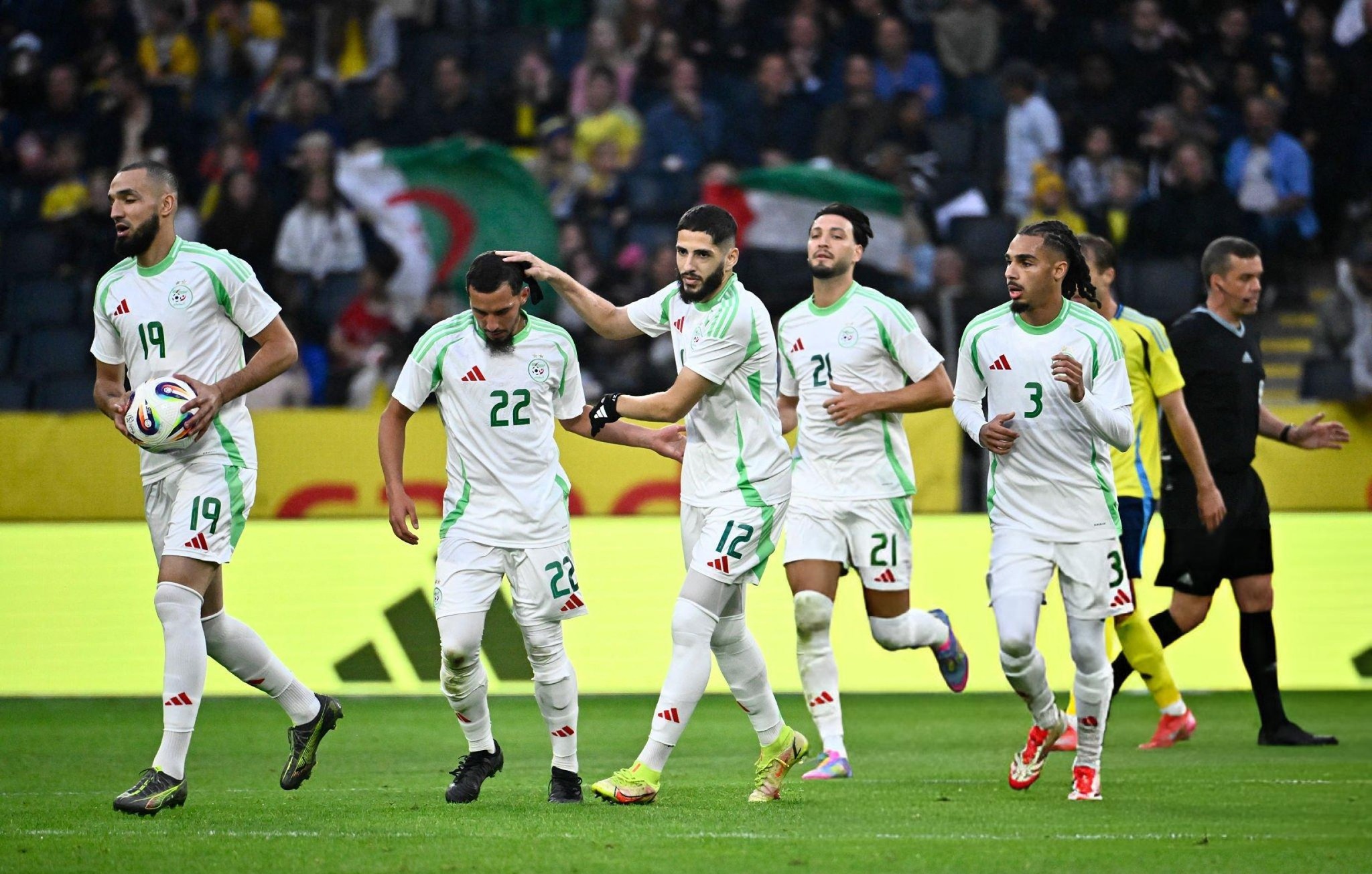 المنتخب الجزائري يقلب تأخراً كبيراً أمام السويد في مباراة ودية مثيرة