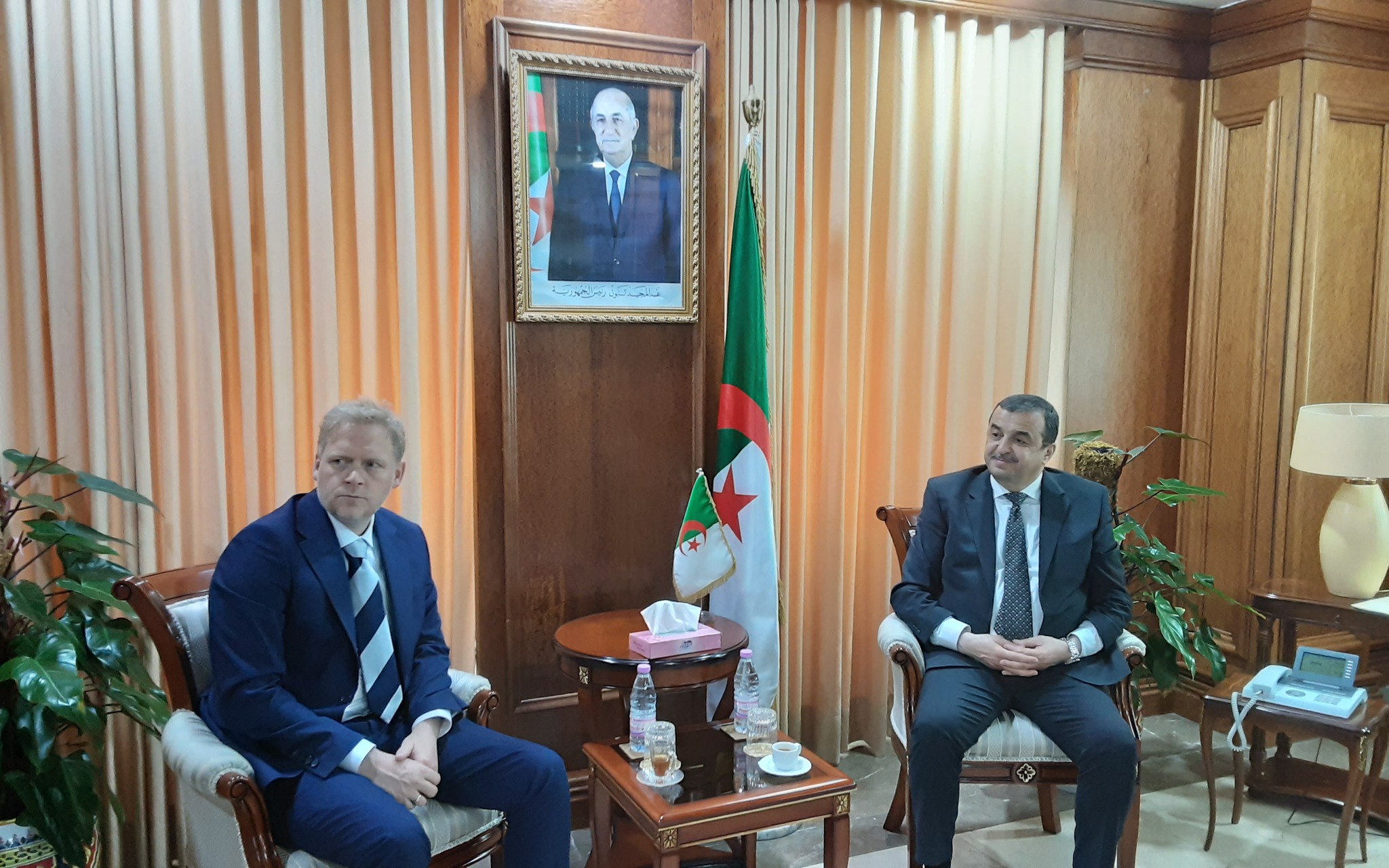 عرقاب يبحث انشغالات نواب غليزان حول الكهرباء والغاز