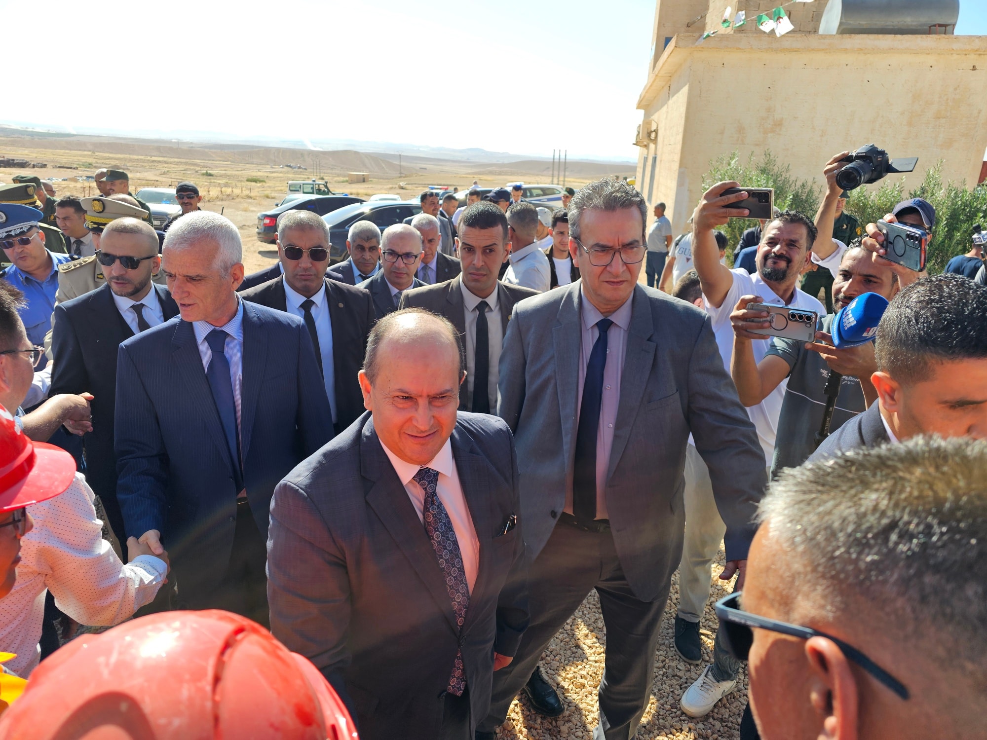 وزير الصناعة يقف على مشروع مصنع الإسمنت بعين الإبل في ولاية الجلفة
