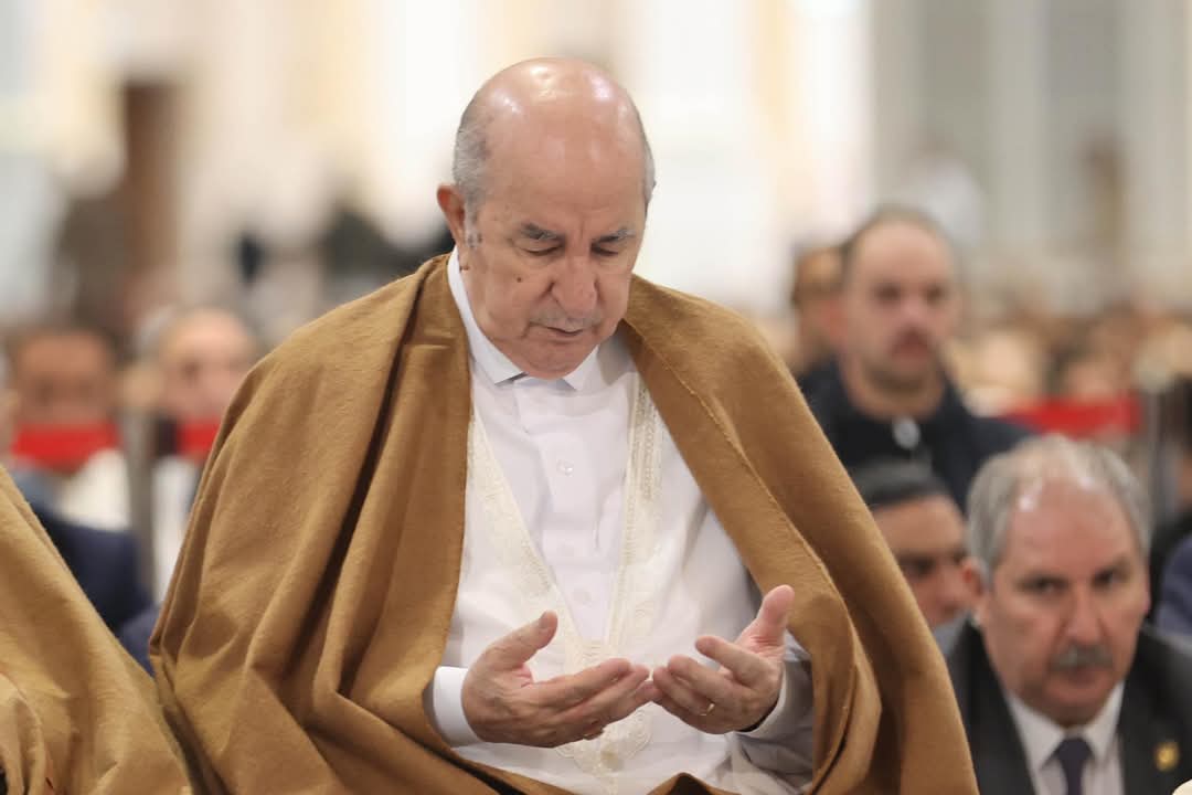 الرئيس تبون يؤدي صلاة عيد الأضحى بجامع الجزائر