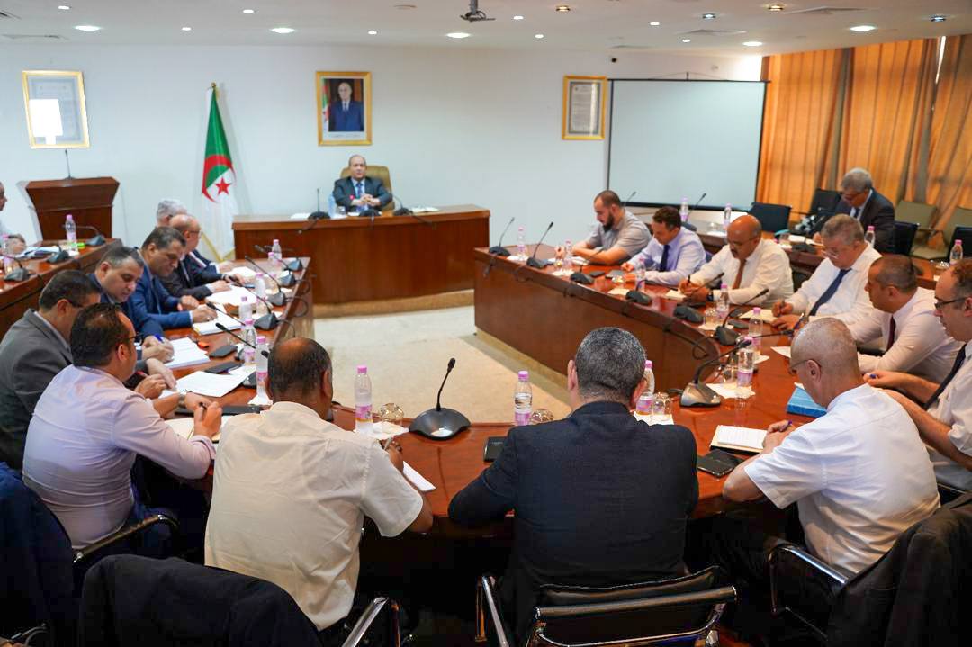 وزير الصناعة يبحث مع رؤساء المجمعات العمومية ثلاث أولويات مهمة