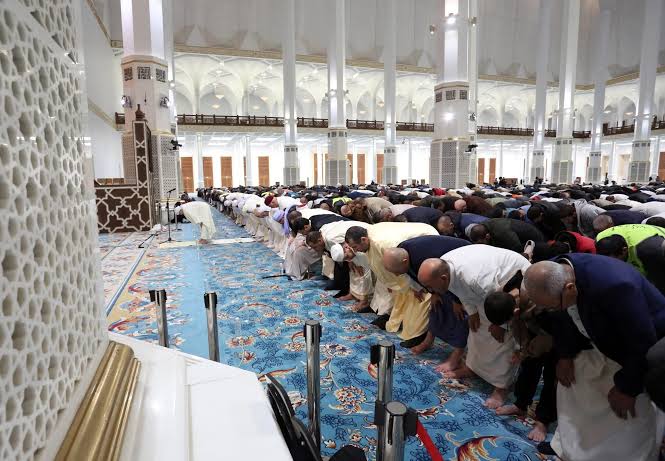 الجزائريون يؤدون صلاة عيد الأضحى وسط أجواء روحانية