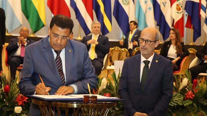 بُوطبيق يوقّع إعلان التحالف البرلماني من أجل المناخ