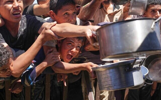 حقيقة “المساعدات العائمة”.. هل وصلت عبوات الطعام إلى غزة فعلا؟