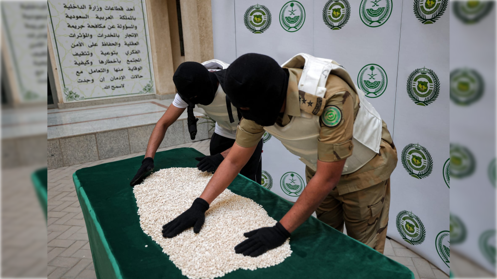 السعودية تفكك شبكة مخدرات تضم موظفين في وزارتي الدفاع والداخلية