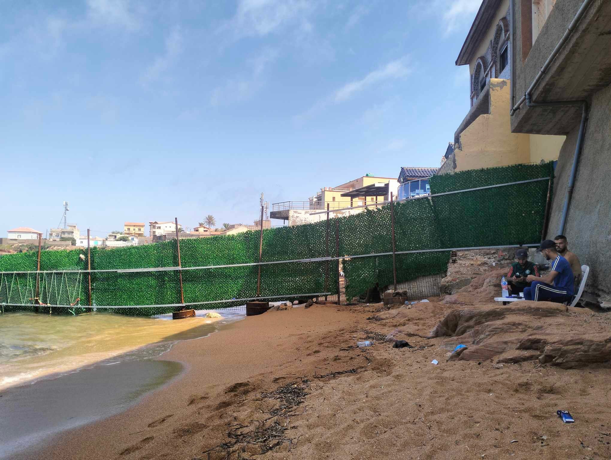 مواطن “يستحوذ” على البحر بوهران ..