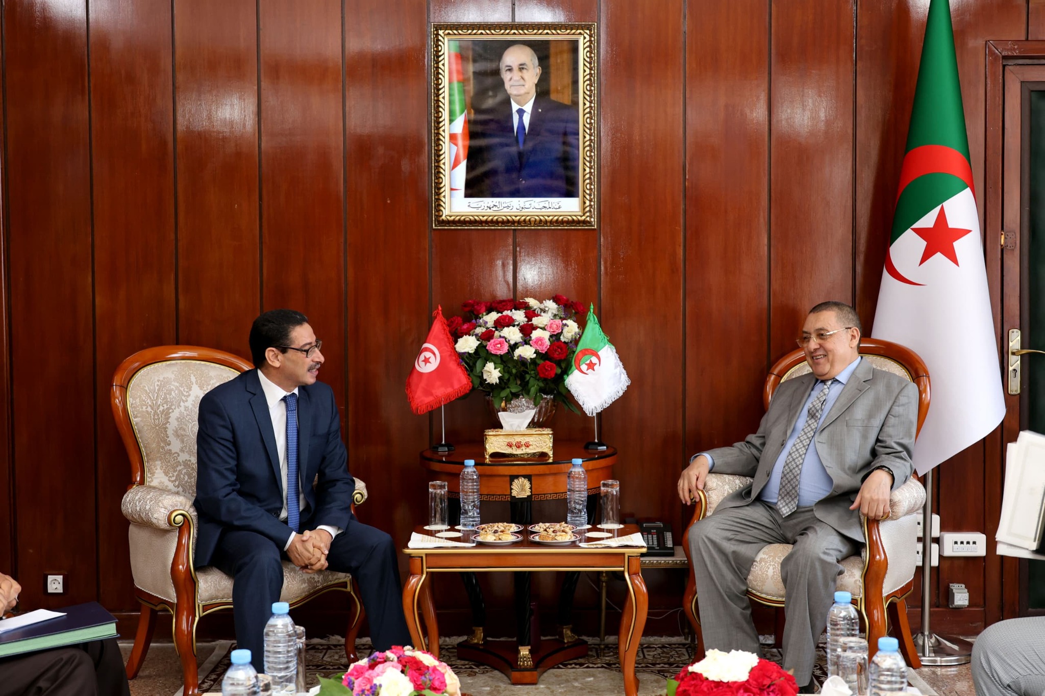 وزير الداخلية يستقبل سفير تونس بالجزائر