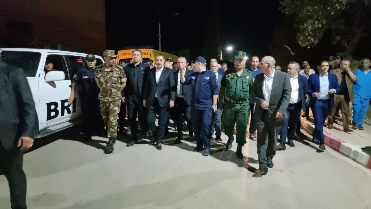 البيض: وزير النقل يقدم التعازي الى عائلات الضحايا