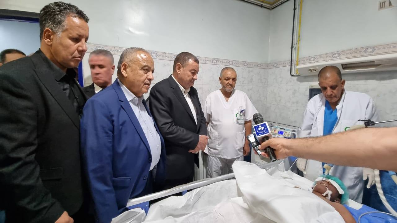 وفد وزاري يتنقل إلى البيّض لتفقد الجرحى وتقديم التعازي