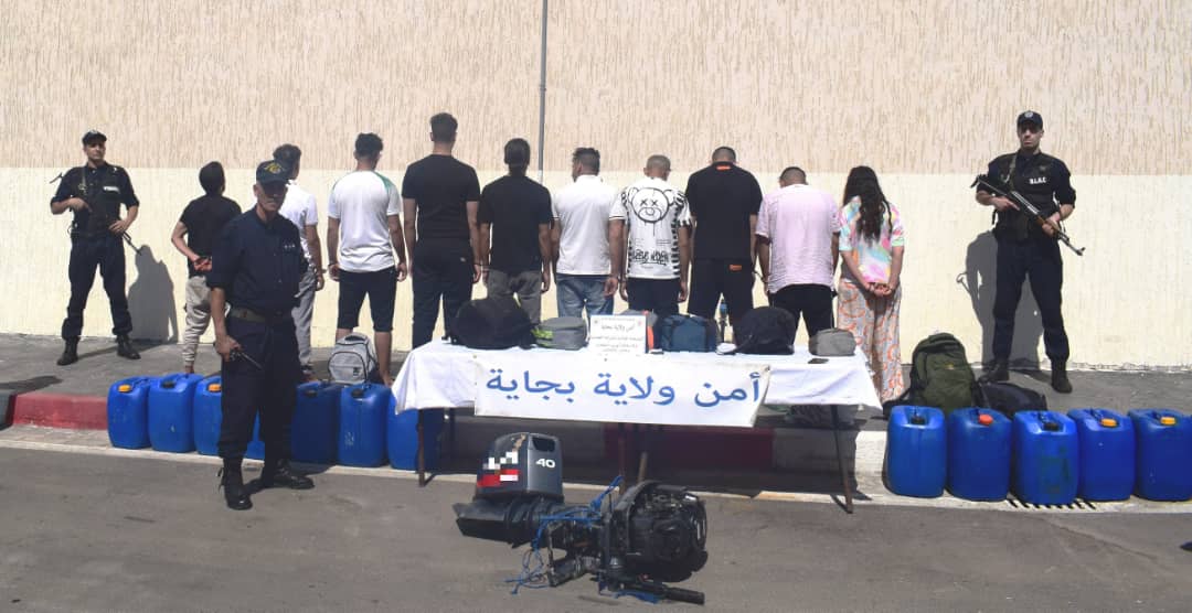 شرطة بجاية: إحباط هجرة سرية لـ 12 شخصًا من ضمنهم امرأة وابنها