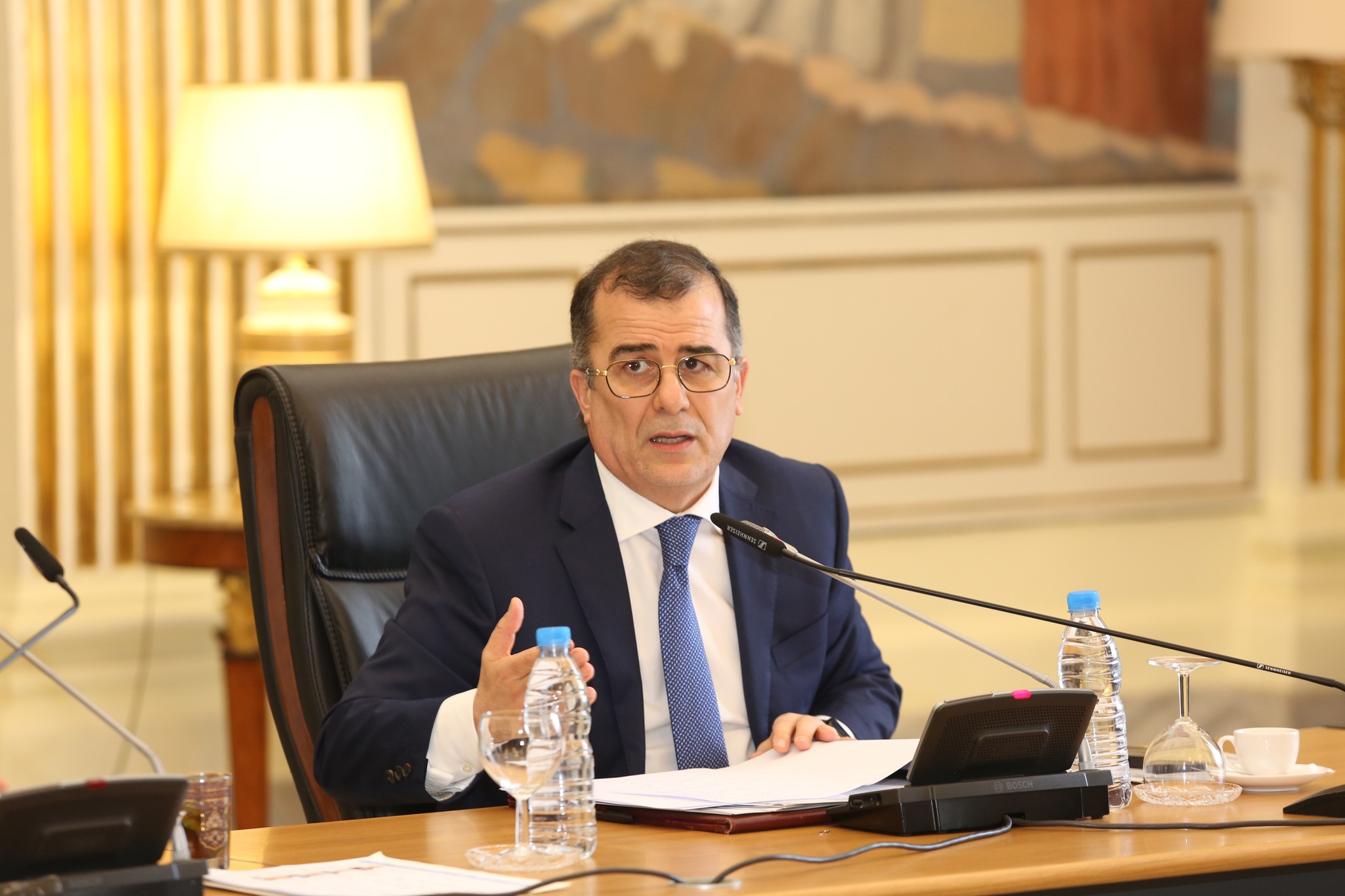 بن طالب يشدد على تحسين خدمات غير الأجراء