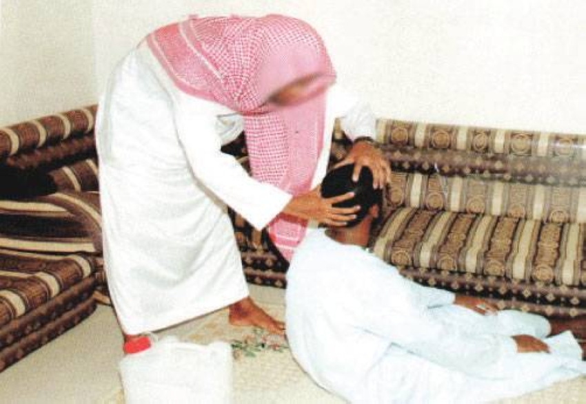 عفسه حتى الموت.. “راق” يقتل طفل في جلسة رقية!
