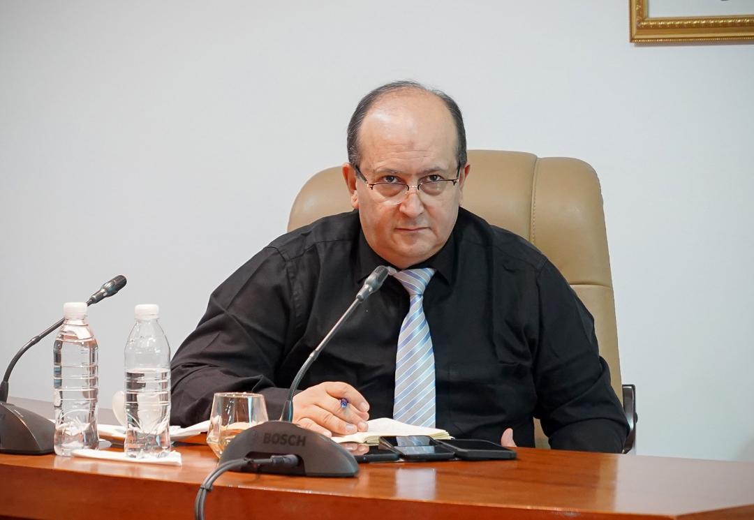 هذه السيرة الذاتية للوزير الأول بالنيابة سيفي غريب