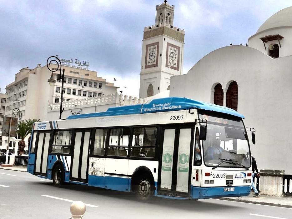 الاعتداء على حافلتين للركاب في العاصمة