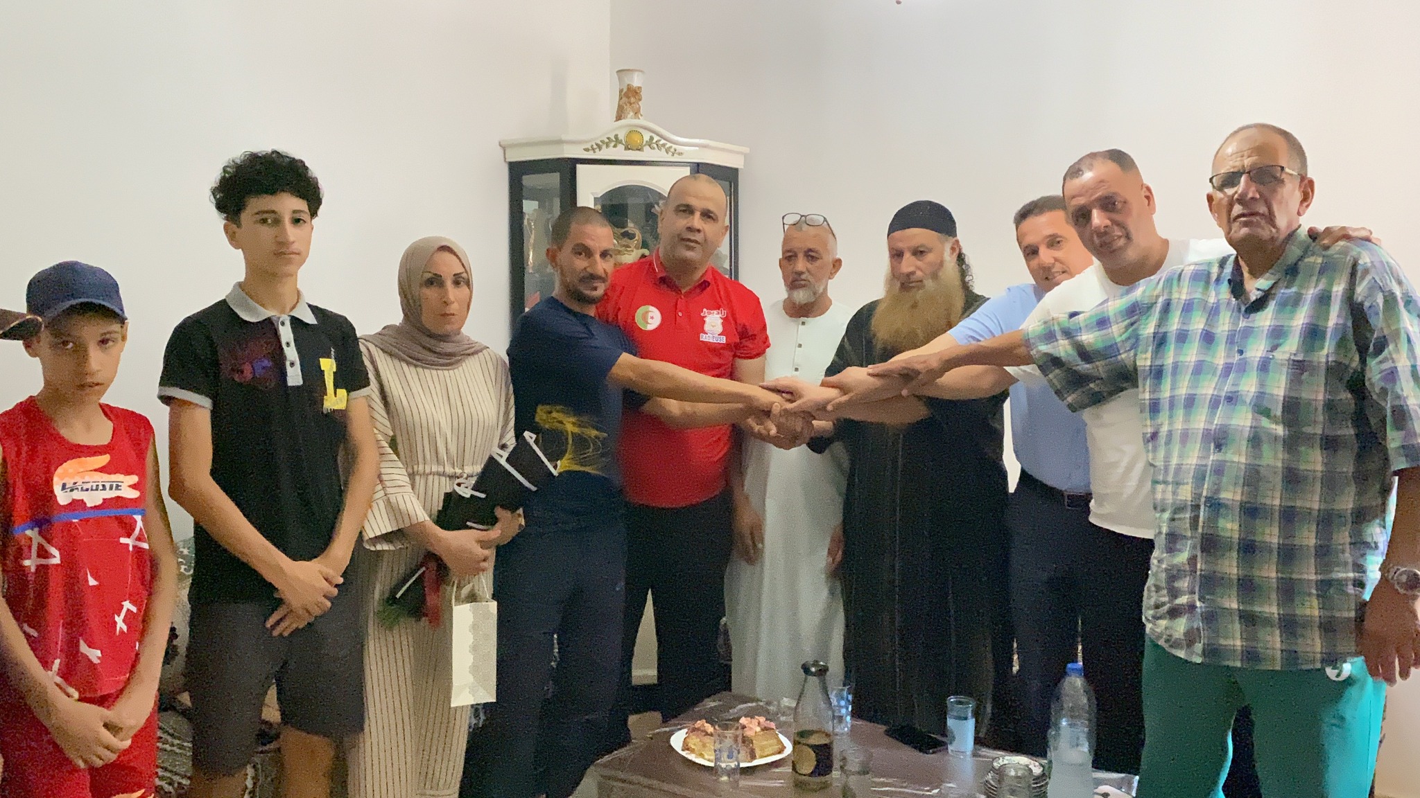 مشهد صادم.. حقوقيون يرفضون الصلح بعد اعتداء مسن على امرأة وابنها