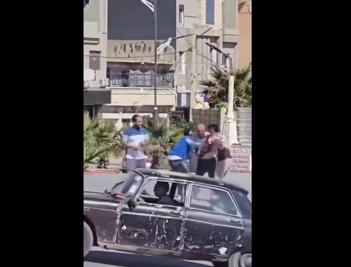 شاهد.. اعتداء وحشي على رجل مسن في وضح النهار!