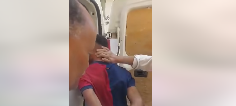 فيديو صادم من بسكرة… السكان يلاحقون لص ويقبضون عليه بعد سرقة منزل عجوز!