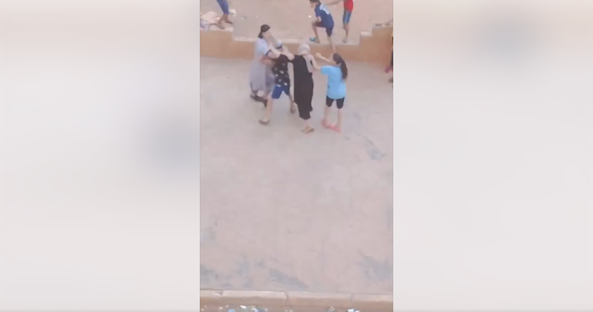 فيديو اعتداء على امرأة وطفل يثير جدلا واسعا في الجزائر (فيديو)