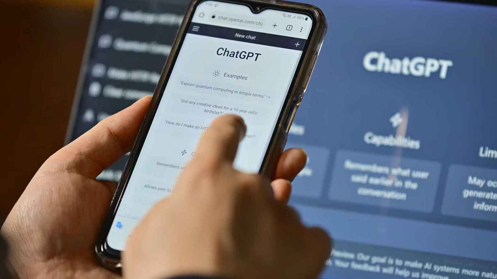 رجل ستيني في المستشفى بعد نصيحة خاطئة من الذكاء الاصطناعي