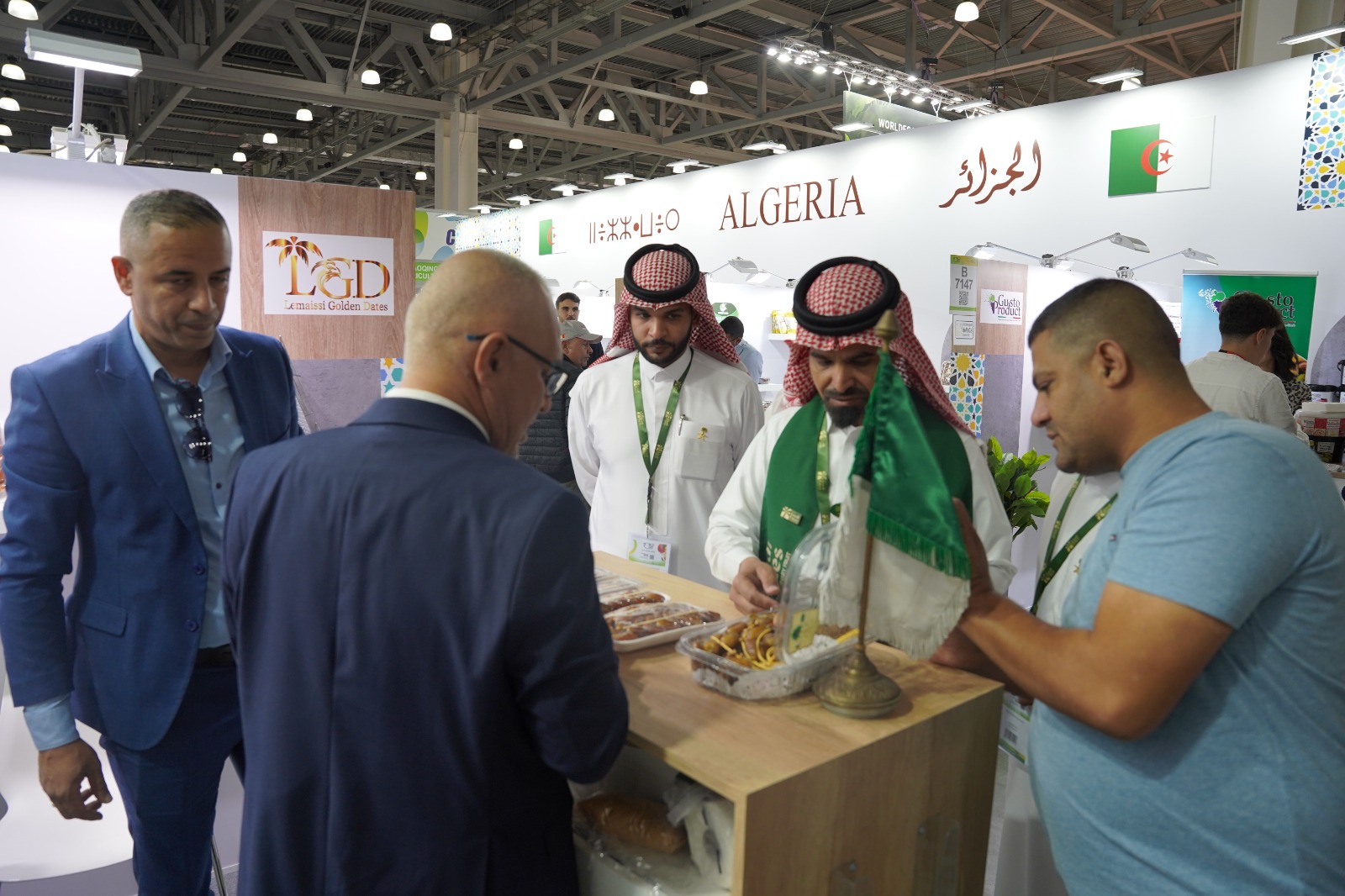 الجناح الجزائري يخطف الأنظار في معرض موسكو للصناعات الغذائية