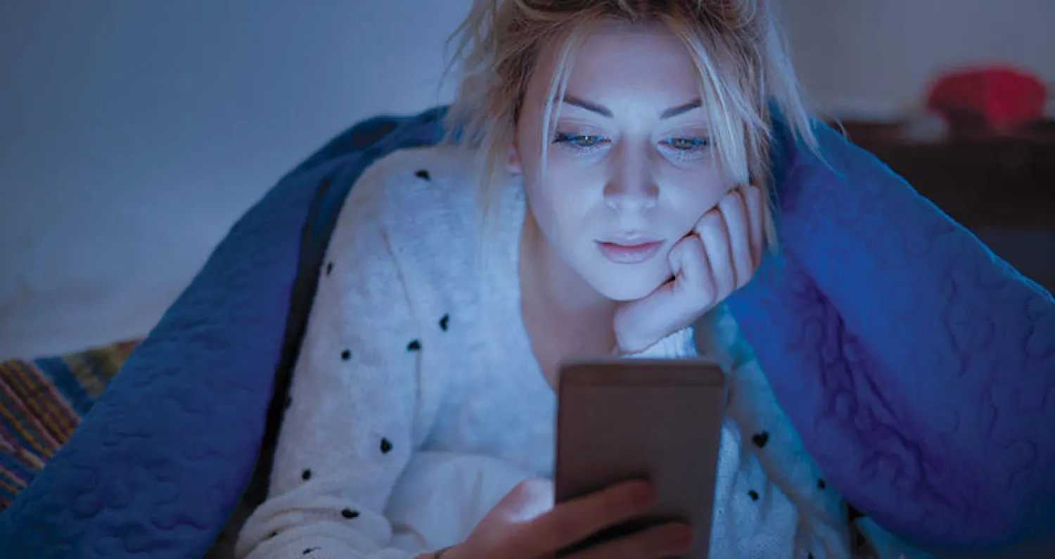 آخر شيء تشاهده قبل النوم هو شاشة هاتفك؟! انتبه فالعلماء يحذرون!