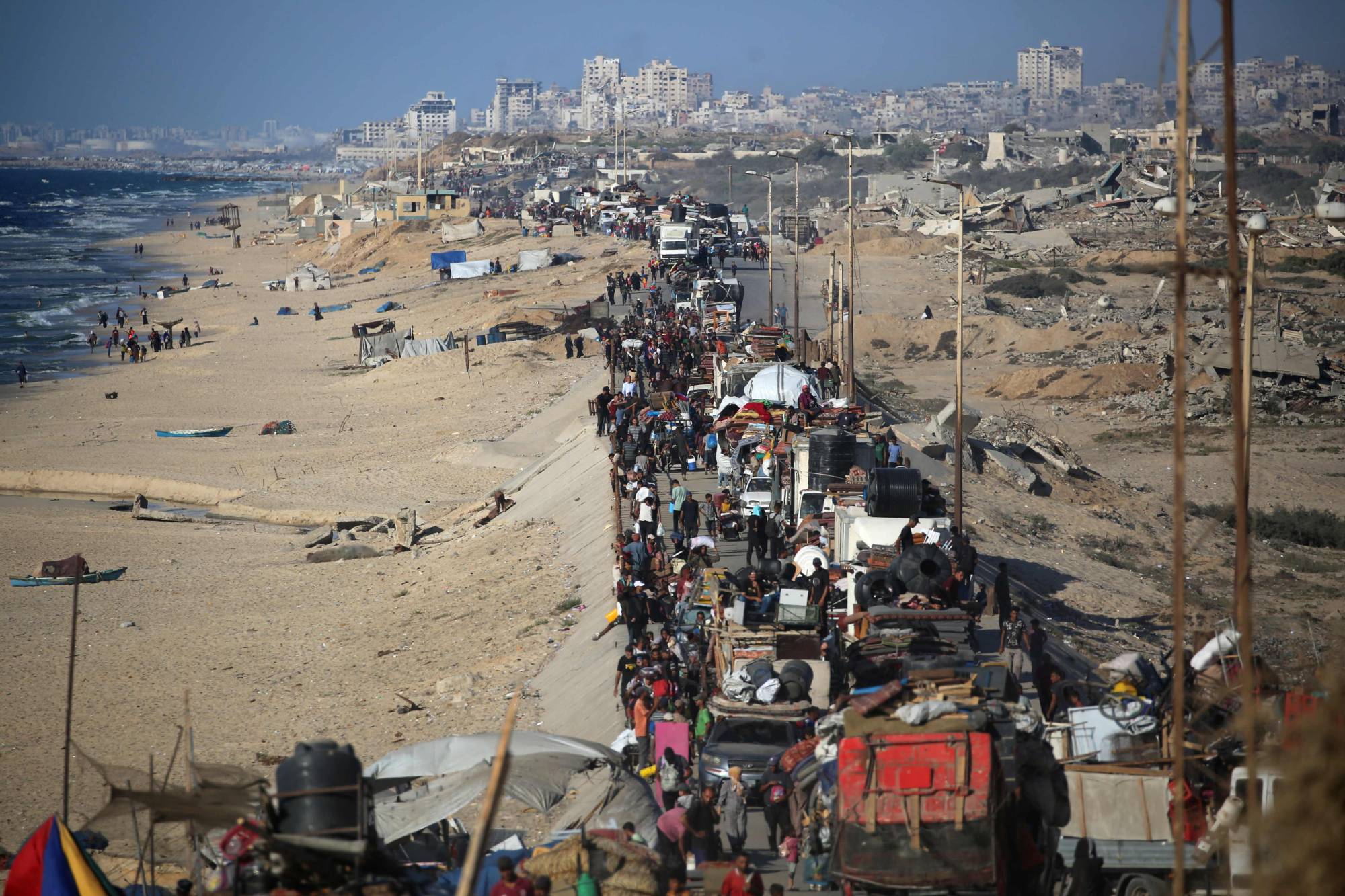 غزة تنزف.. الاحتلال يدفع الآلاف للنزوح ويترك الأطفال فريسة للجوع