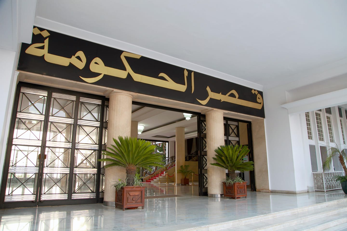 الوزير الأول بالنيابة يترأس اجتماع للحكومة