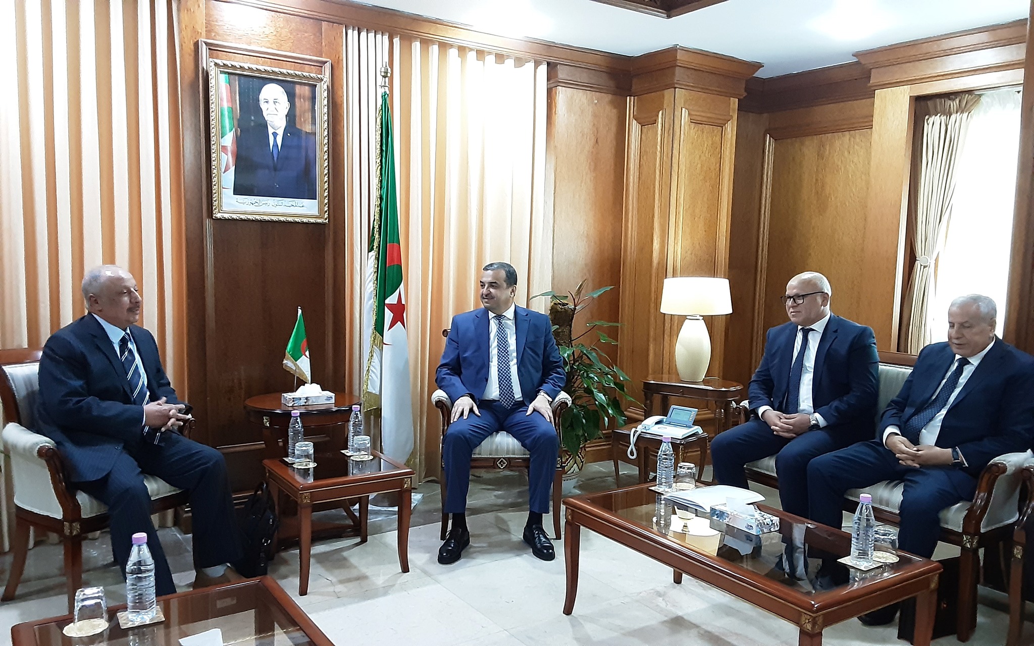 الجزائر تبحث فرص شراكة مع مترو القابضة الكويتية