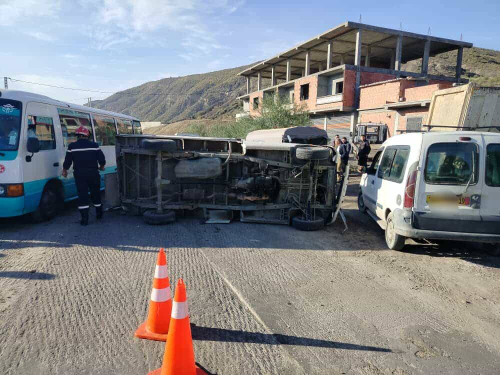 3 ضحايا في حادث تصادم حافلة مدرسية وسيارتين بسطيف