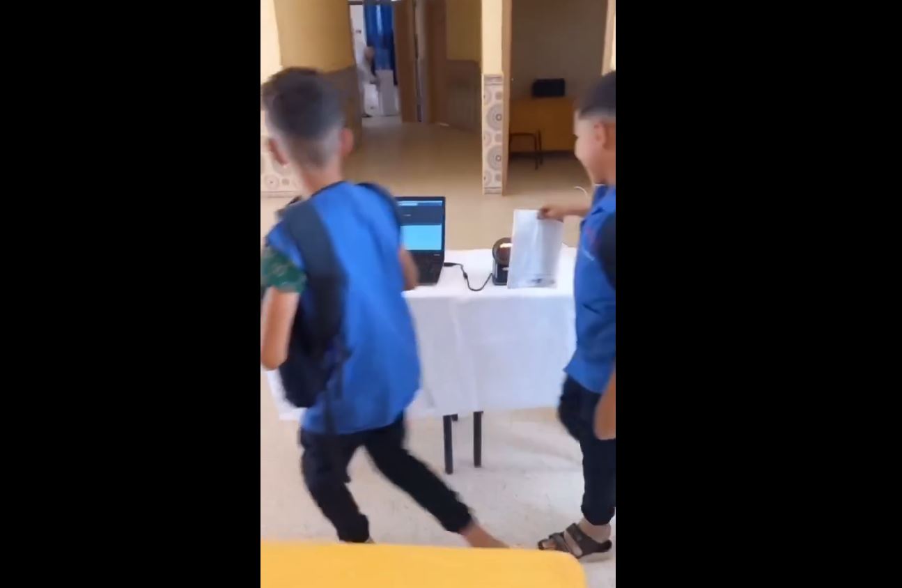 اعتماد نظام رقمي لتسجيل حضور وغياب التلاميذ بمتوسطة في إليزي (فيديو)